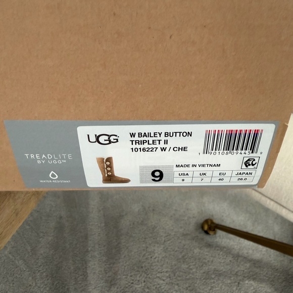 Ugg Bailey Triplet Boot - Picture 3 of 3